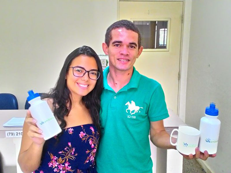 Myrella e Júnior recebendo seu squeeze UFS Ambiental_22/04/2016